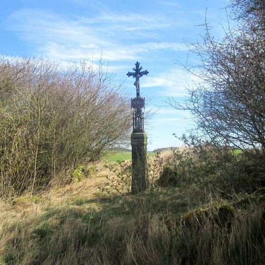 Kříž severně od Damětic u cesty