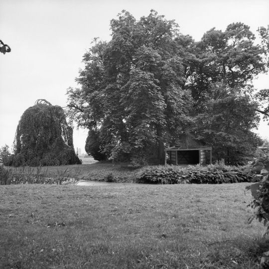 Fraeylemaborg, prieel bij de vijver