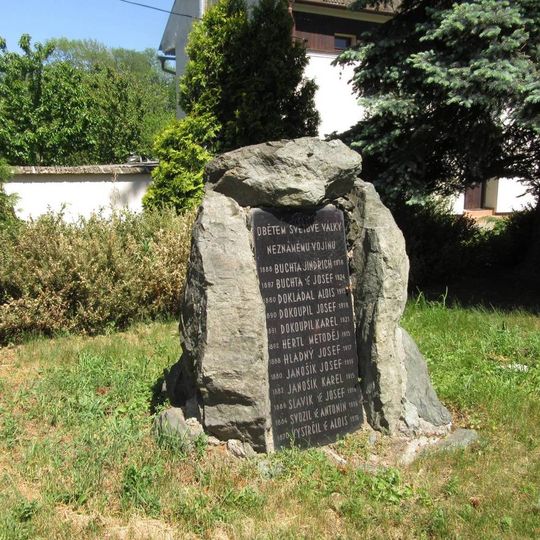 Pomník padlým z 1. světové války v Dubu nad Moravou u zvonice