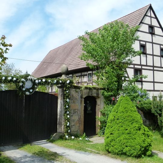 Toreinfahrt und Einfriedungsmauer eines Bauernhofes Am Anger 16