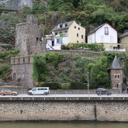 Water level measuring tower