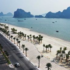 Bãi tắm công cộng Hòn Gai
