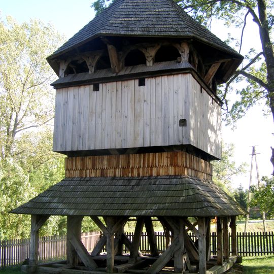 Dzwonnica na terenie cmentarza cerkiewnego w Korniu