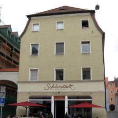 Wohn- und Geschäftshaus