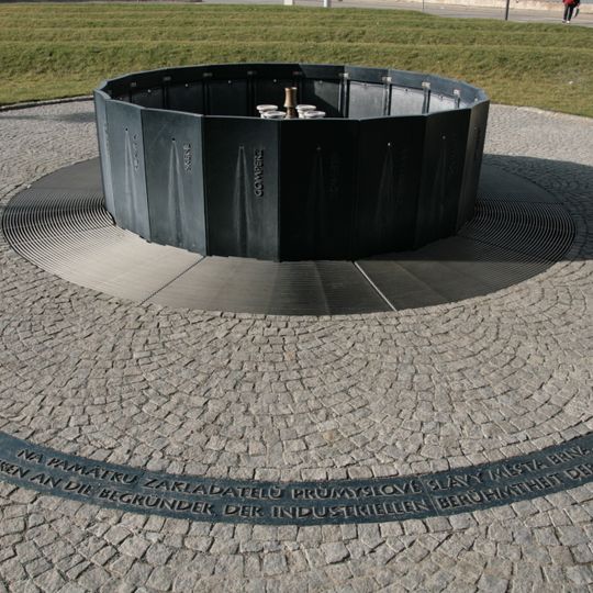 Kašna před budovou Dorn