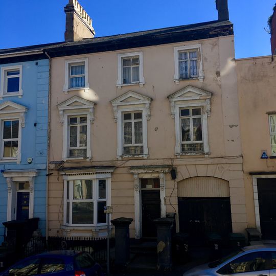 31 Stow Hill, including forecourt walls, gatepiers, and railings.