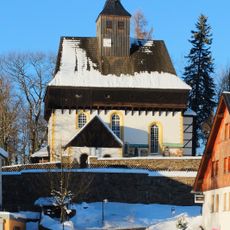 Kirche mit Ausstattung, Einfriedungsmauer des Kirchhofs, neun Grabmale an der südlichen Kirchenwand und Denkmal für die Gefallenen des Ersten Weltkrieges - Einzeldenkmale Kirchberg 6