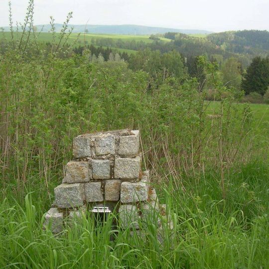 Pomníček u silnice do Hájí