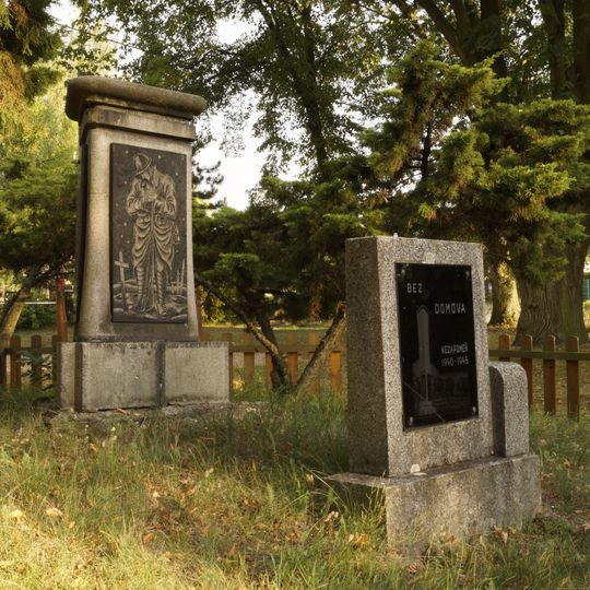 Pomník padlým v první světové válce u obecního úřadu v Jiřicích