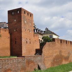 Mury obronne Starego Miasta od pl. Zamkowego wzdłuż ul. Podwale, Mostowej, Brzozowej i Kanonii