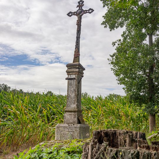 Kříž u Úsuší při silnici na Radíč