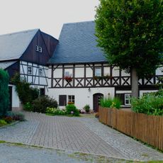 Wohnhaus (Umgebinde) und angebautes Seitengebäude Dorfstraße 2