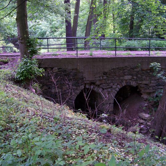 Most ulice U zámeckého rybníka přes Ždírnický potok