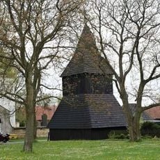 Zvonice u kostela Narození Panny Marie v centru obce Sudoměř