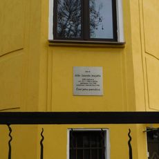 Pamětní deska Zdeňka Mejstříka na domě Na Hřebenkách 1320/40 na Smíchově