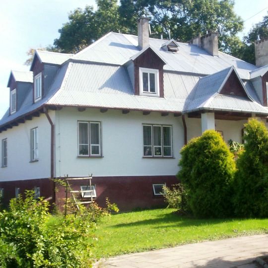 Dworek, tzw. rządcówka, ob. dom nauczycielski