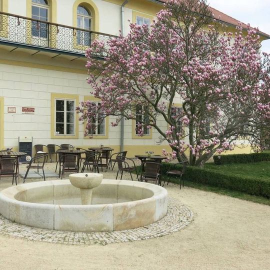 Kašna u zámku ve Svojšíně