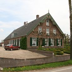 Boerderij van het hallehuistype met middenlangsdeel
