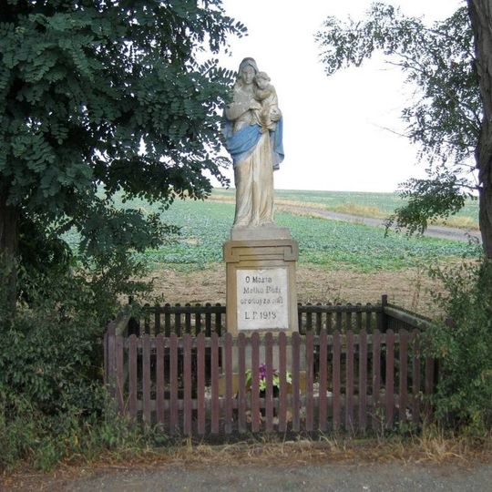 Socha Panny Marie na křižovatce silnic severně od Čechtic