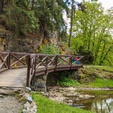 Lávka nad průhonickým vodopádem