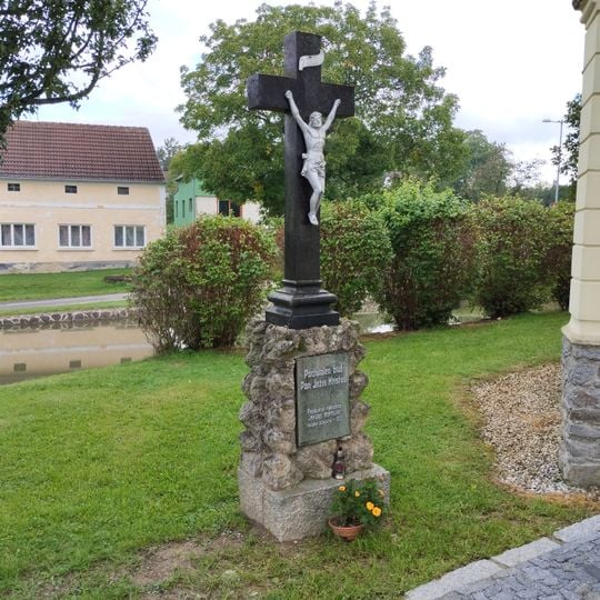 Kříž před kaplí