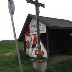 Kříž u autobusové zastávky Dvorce západně od Třeboně