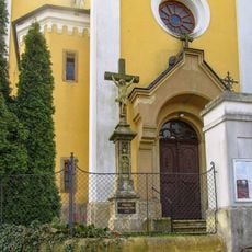 Kříž v Náměšti na Hané před kostelem