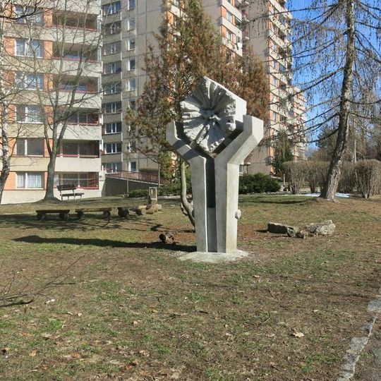 Plastika Léto v parku v ulici Aloisina výšina