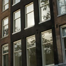 Pand met gevel onder rechte lijst