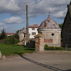 Ogrodzenie z 4 kapliczkami, bramami i furtkami