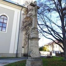 Kříž v Rožnově pod Radhoštěm vedle kostela Všech Svatých