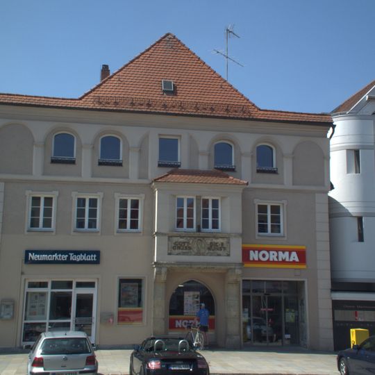 Wohn- und Geschäftshaus