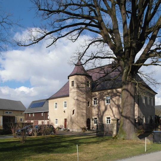 Erbgericht mit Wohnhaus , Seitengebäude und Scheune sowie Hofeinfahrt Alte Hauptstraße 9