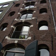 Pakhuis met puntgevel