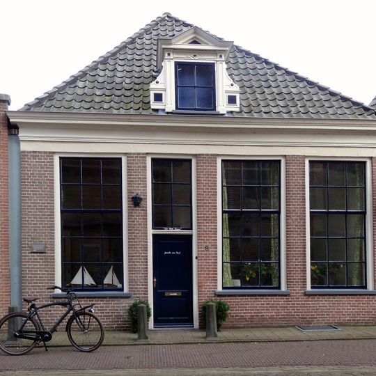 Eenvoudig verdiepingloos winkelpand met rechte kroonlijst