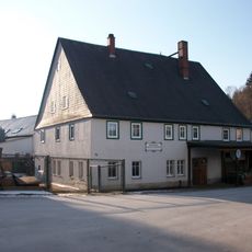 Wohnhaus in offener Bebauung, ehemals Schmiede Karlsbader Straße 38