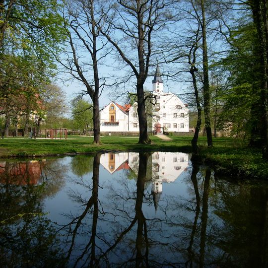 Sachgesamtheit Schloss und Rittergut Belgershain, mit den Einzeldenkmalen: Schloss , Kavaliershaus , Gutshaus , Stützmauern des Wassergrabens und Kleindenkmal im Park (siehe E