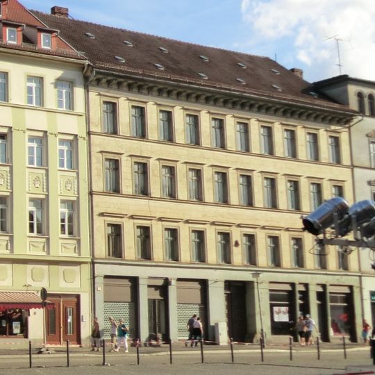 Wohnhaus in geschlossener Bebauung, mit Läden mit originalen Fronten Obermarkt 5