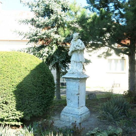 Socha svatého Jana Nepomuckého u domu 66 v Chlumčanech