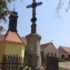 Kříž u kaple svatého Petra a Pavla v Příložanech