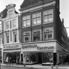 Pand met rechte kroonlijst, laag zadeldak, brede lijst met lambrekins