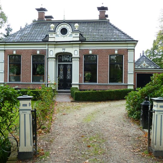 Rentenierswoning in eclectische stijl met aangebouwd koetshuis