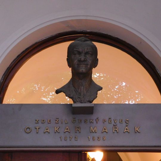 Pamětní deska Otakara Mařáka na domě Pařížská 68/9 v Praze