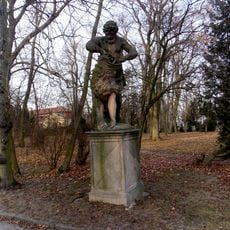 Socha Samsona v zámeckém parku ve Smečně