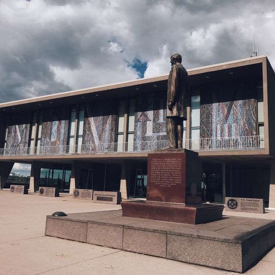Milwaukee County War Memorial