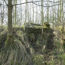 Povalený podstavec ulomeného kříže u polní cesty na sever od Postoloprt