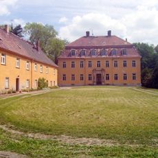 Einzeldenkmale der Sachgesamtheit Schloss und Rittergut Börln: Schloss (Nr. 1, 1a, 1b, 1c), zwei Wirtschaftsgebäude an der Nord- und Südseite des Ehrenhofes (Nr. 4 und das gegenüberliegende Gebäude), Gutsverwalterhaus einschl. Stallanbauten (Nr.