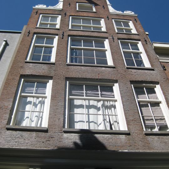 Origineel beneden- en bovenhuis met halsgevel