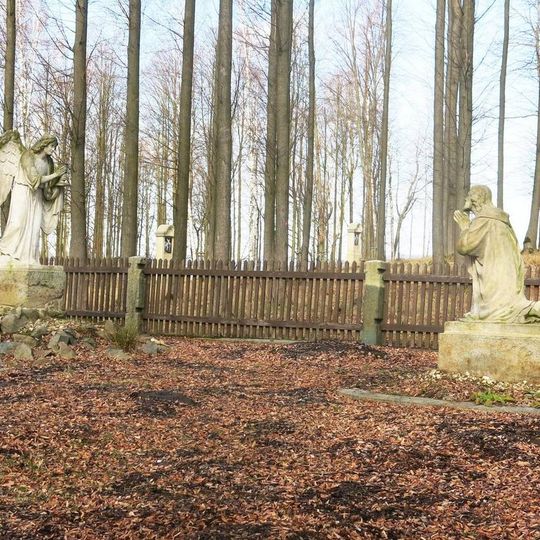 Sousoší Ježíše s andělem v Getsemanské zahradě u Křížové cesty východně od Lobendavy