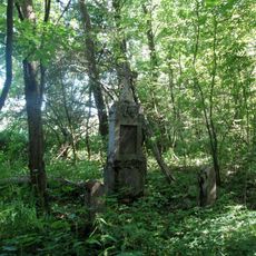 Kříž severně od Zhořce v lese